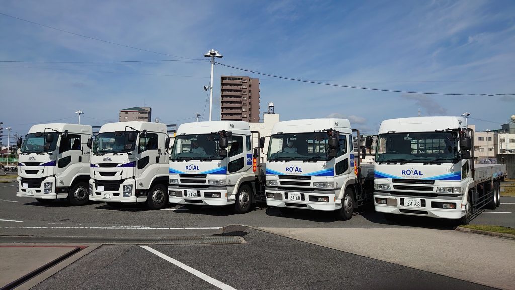 ロイヤルの大型5台 広島県 自動車学校 福山 ロイヤルドライビングスクール 大型車 三菱ふそう スーパーグレイト いすゞ GIGA 5台 教習車 大型自動車 大型免許 合宿免許 格安合宿 大阪