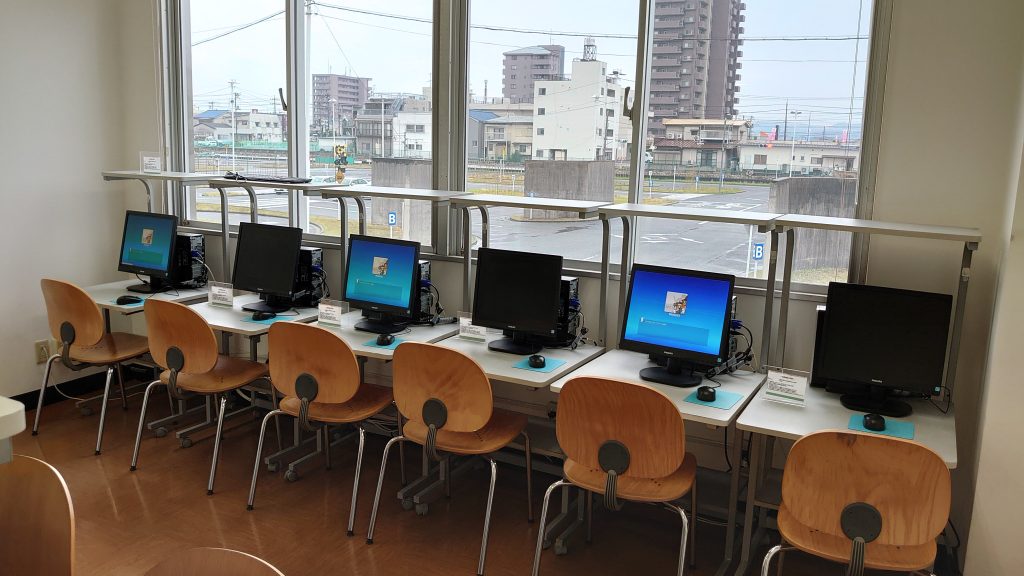 学習室で学科試験対策 学習室の様子