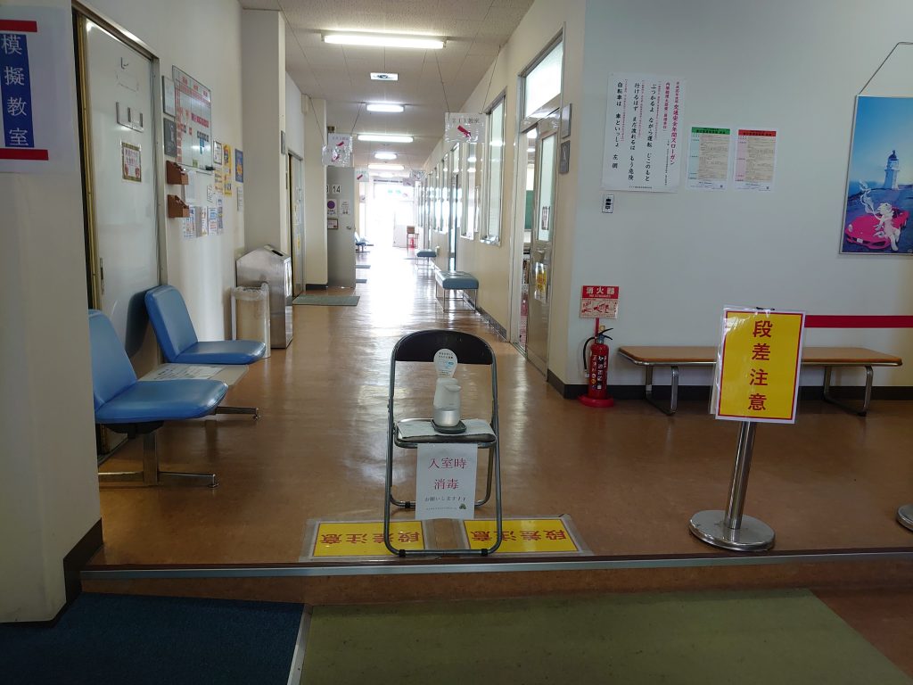 新型コロナウィルス対策で正面玄関を 消毒液