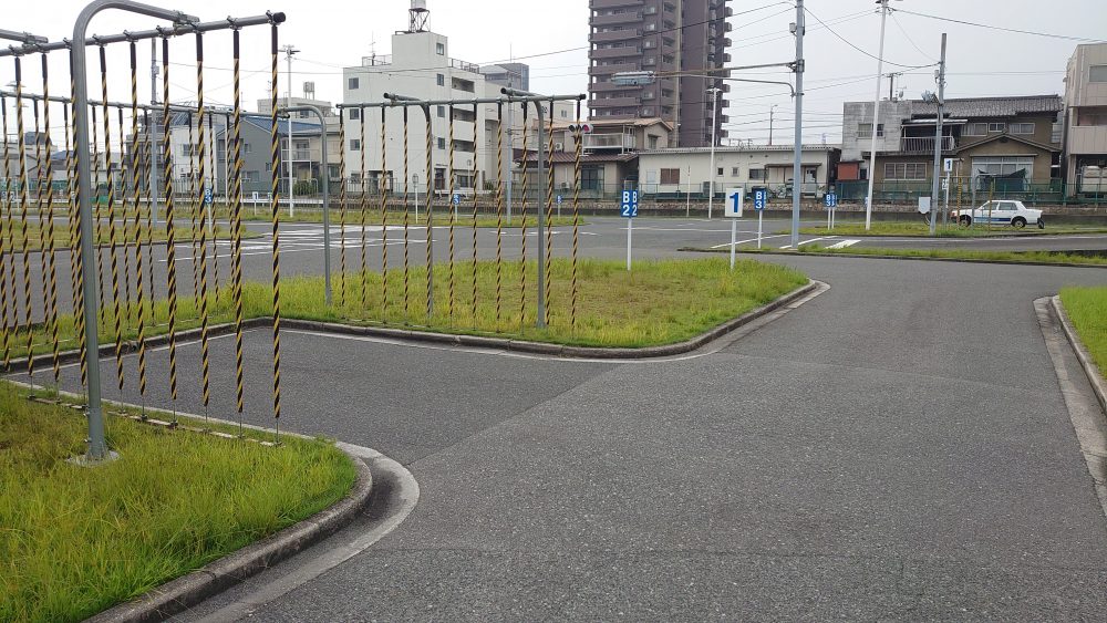 大型特殊自動車免許の検定課題は方向変換 大型特殊自動車免許 ロイヤルドライビングスクール 自動車学校 方向変換コース