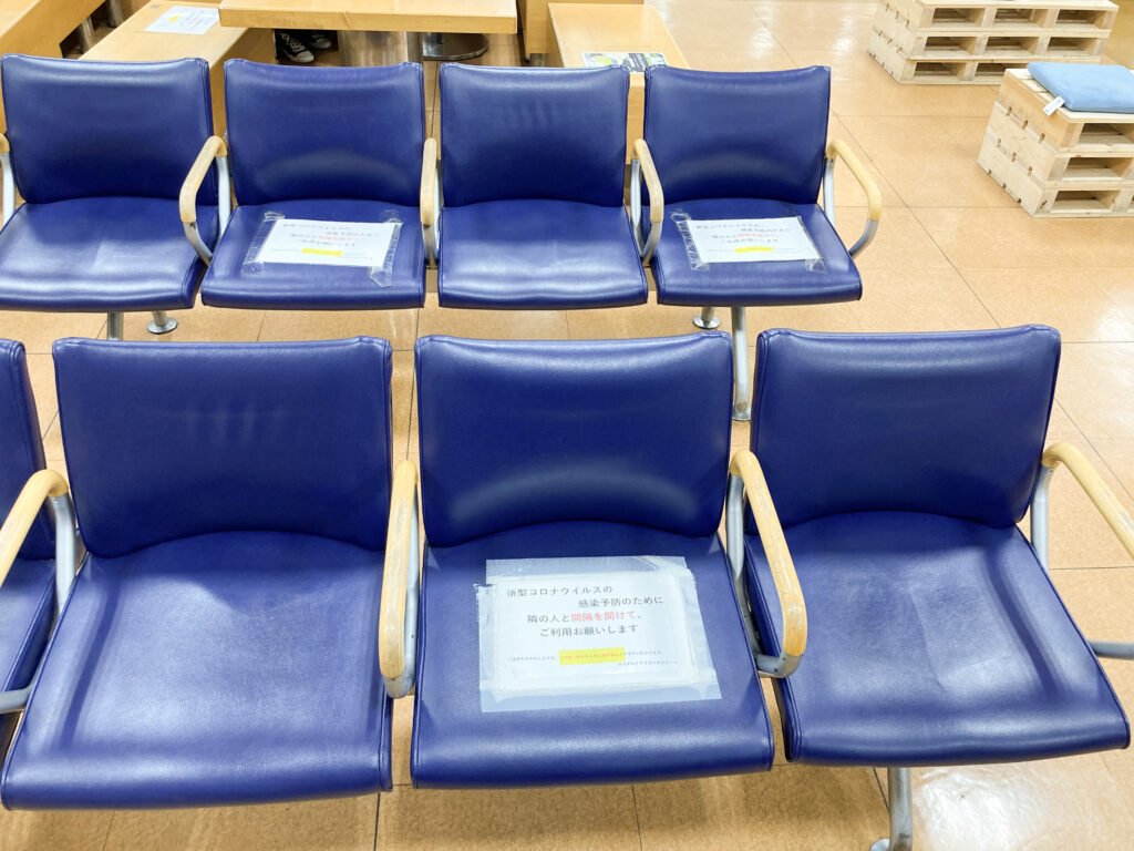 コロナ対策のため椅子の間隔を確保