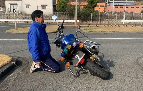 バイクの起こし方 開始前の姿勢 バイクの起こし方 起こす前