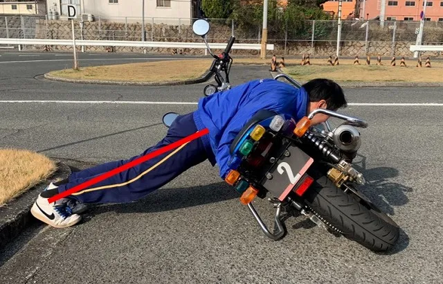 バイクを起こす前の姿勢 バイクの起こし方 コツ