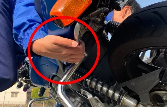 バイクを起こす際に持つところ バイクの起こし方 持ちて