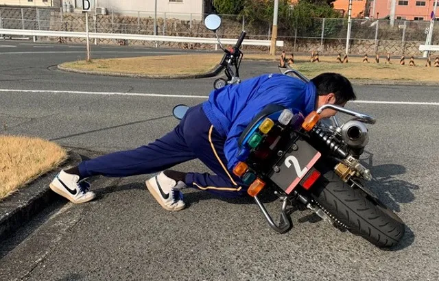 バイクの起こし方 バイクの押し方 バイクの起こし方 押し方