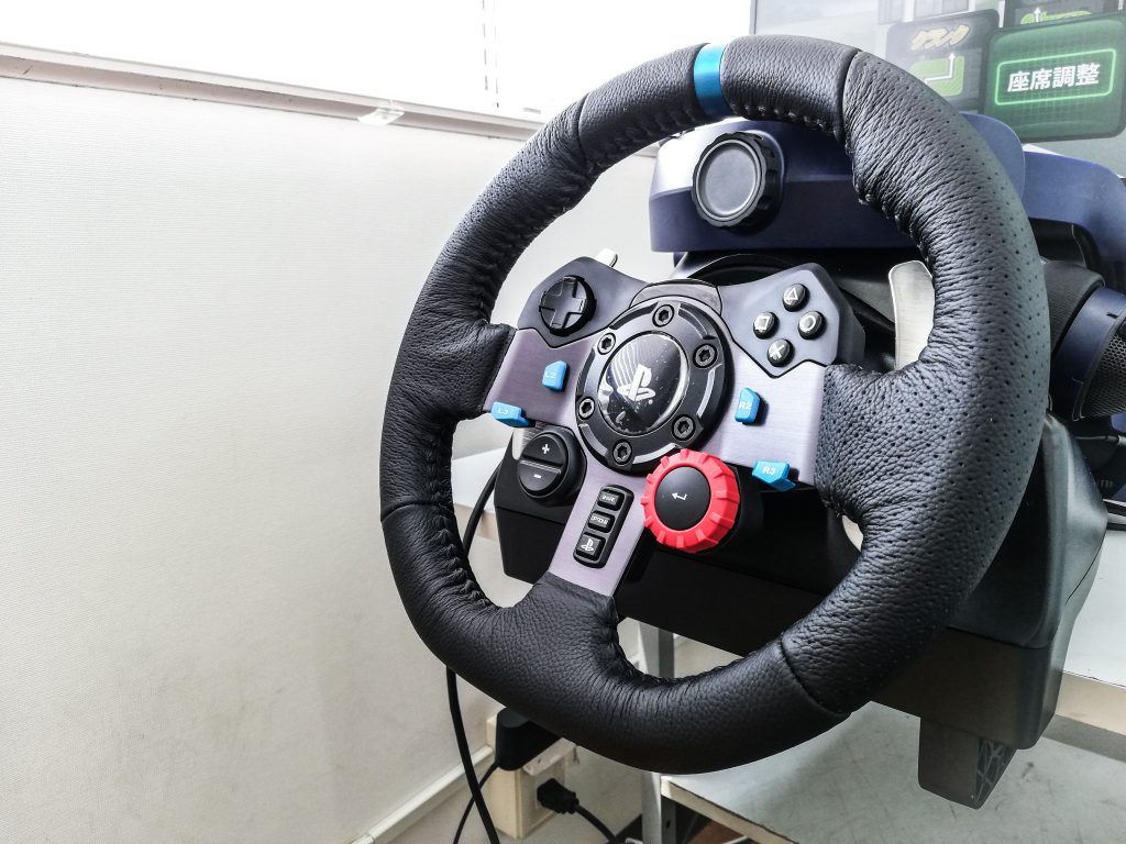 VRドライビングスクールのハンドル