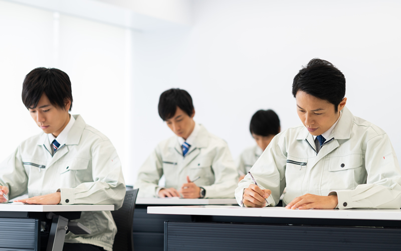 職長等に対する安全衛生教育の対象業種が、食料品製造業等にも拡大されます